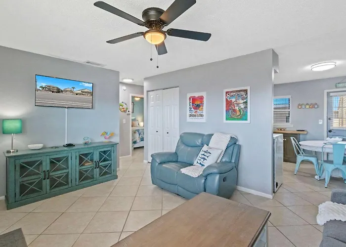 2br Retreat With Pool, Near And The Hangout Holiday home