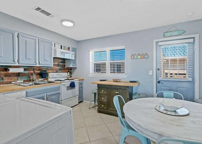 Holiday home 2br Retreat With Pool, Near And The Hangout