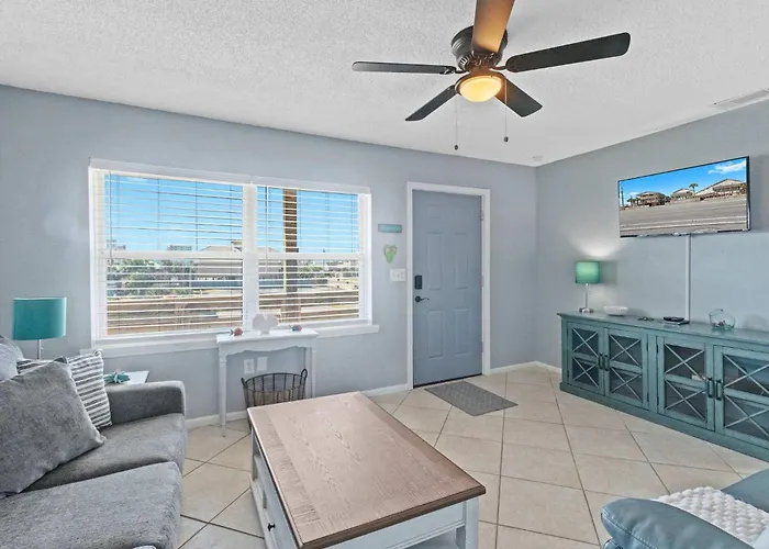 Holiday home 2br Retreat With Pool, Near And The Hangout